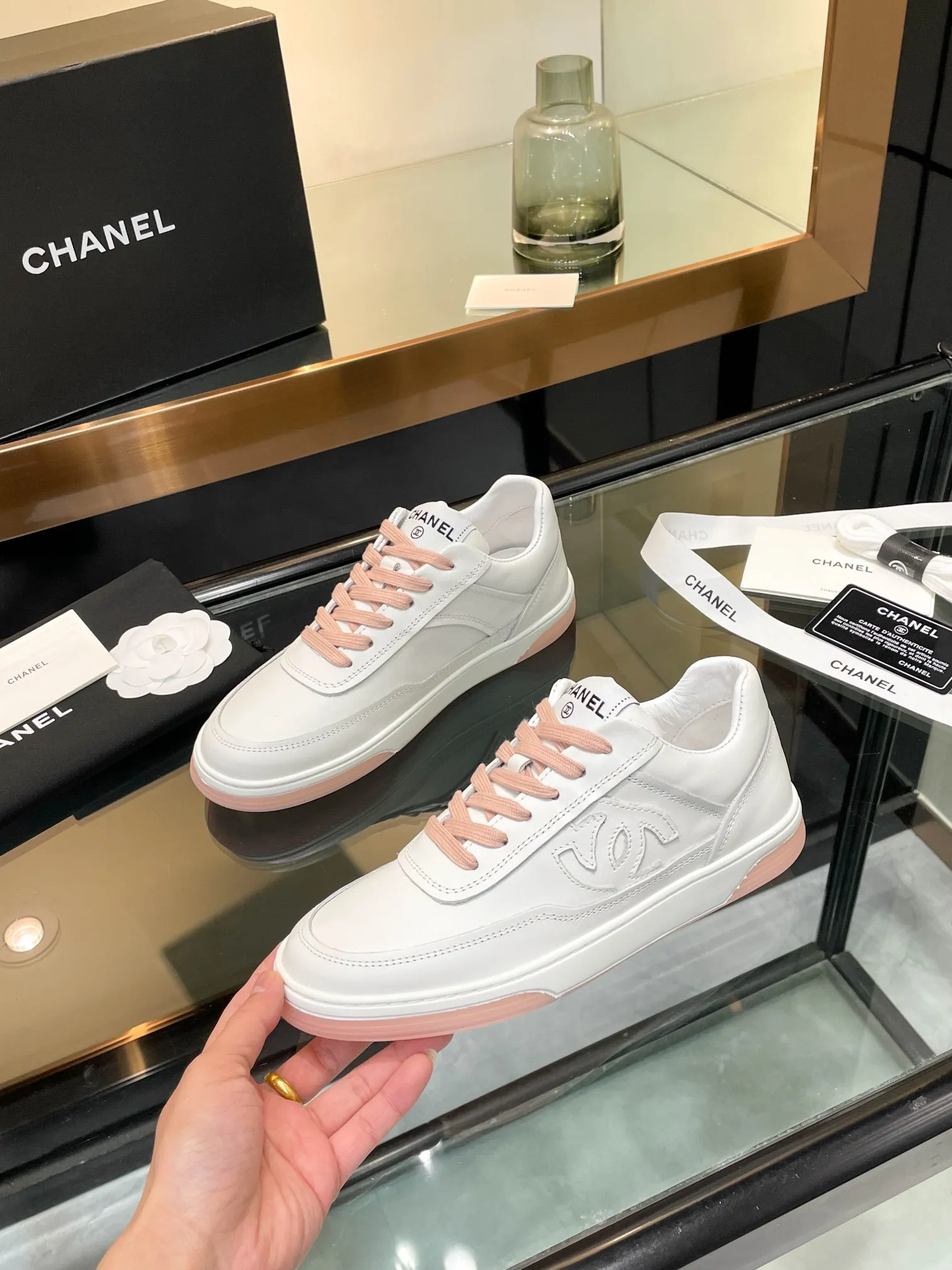 👟👟Ex-factory price 520👟👟Chanel Chanel 25SF latest model full leather panda color white shoes casual sports shoes skateboard shoes original purchase and development production Xiaoxiang C Home Another super popular item in the counter, loved by Internet celebrity bloggers and sisters, and various praises on social platforms. It is very popular, has a high texture, is breathable and super spring and summer. Seeing this issue always arouses the inner desire of girls for fashion. The latest suede material, classic black and white color, full of fashionable feeling on the feet, easy to care for. Fabric: Original customized imported cowhide material. Lining: Customized soft sheepskin lining. Sole: Original molded TPU non-slip outsole. Bottom thickness: 2.5CM. Size: Women's size 35-40 (custom-made sizes 40 are non-refundable)